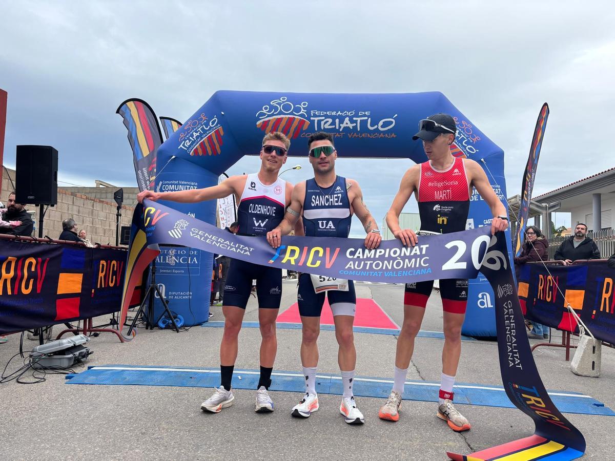 Los tres primeros clasificados del Autnómico Duatlón 2026.