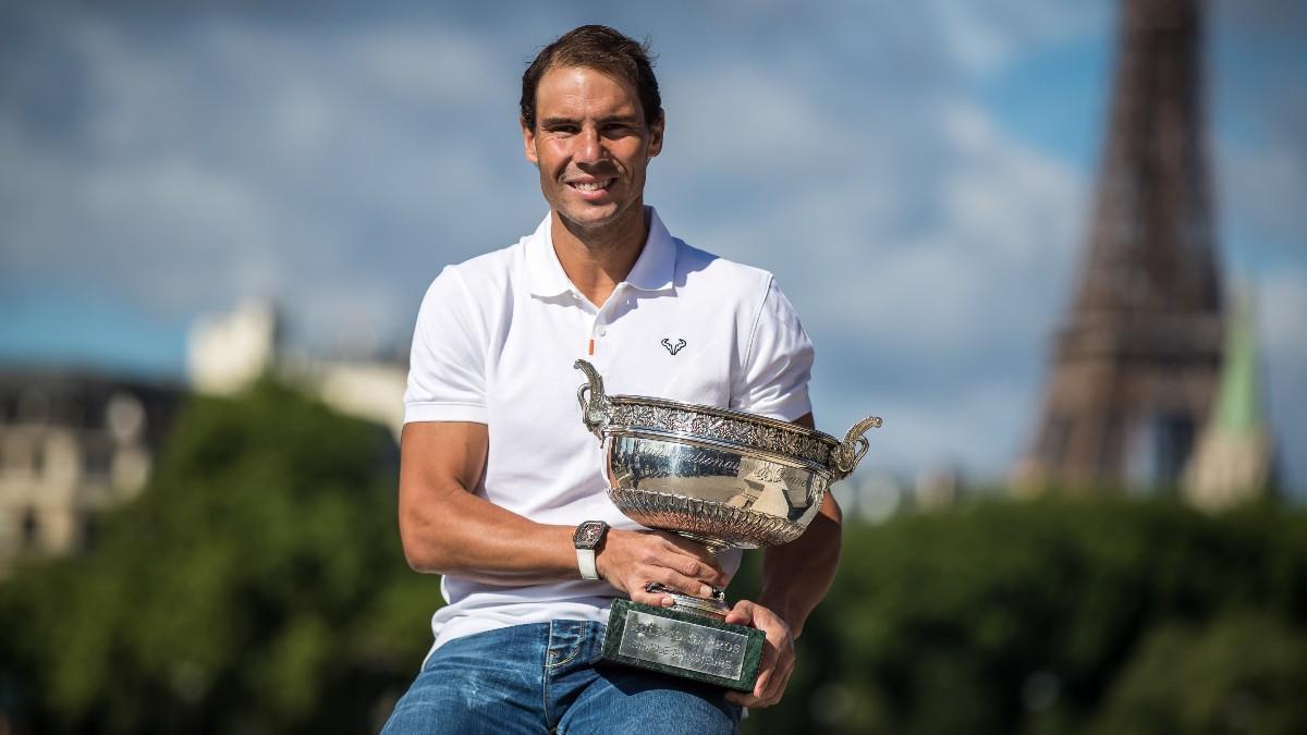 Nadal, en París con el trofeo de Roland Garros