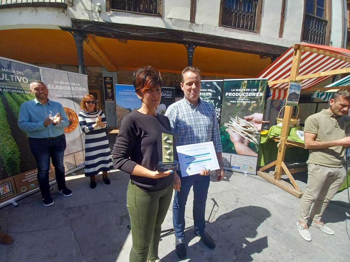 Celia Vallina, con el consejero de Medio Rural, Marcelino Marcos, recogiendo el premio del certamen.