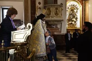 El Besamanos acoge a miles de fieles ante la Virgen