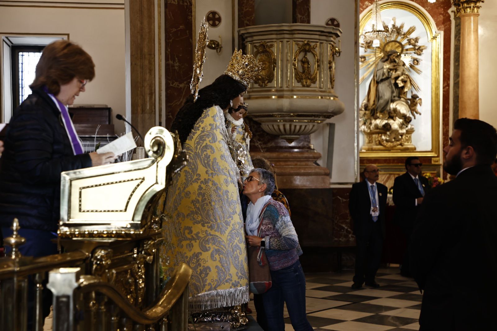 El Besamanos acoge a miles de fieles ante la Virgen