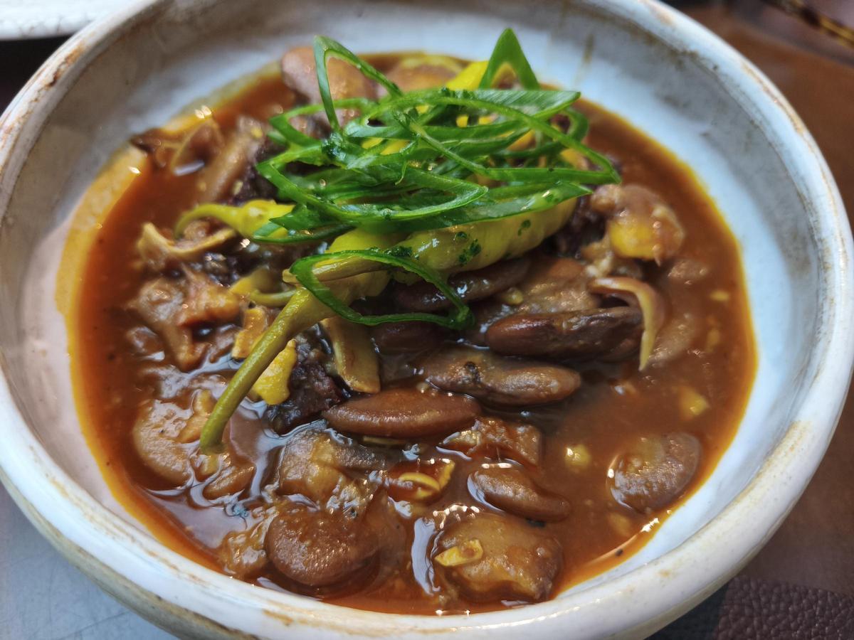 Judías pintas con morro y oreja.