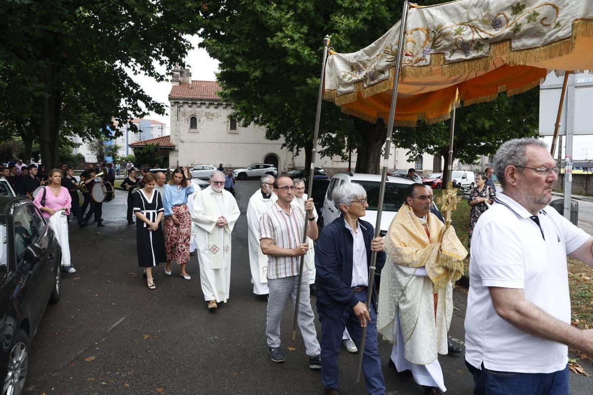 La misa y procesión del barrio de Jove, en imágenes La misa y procesión del barrio de Jove, en imágenes
