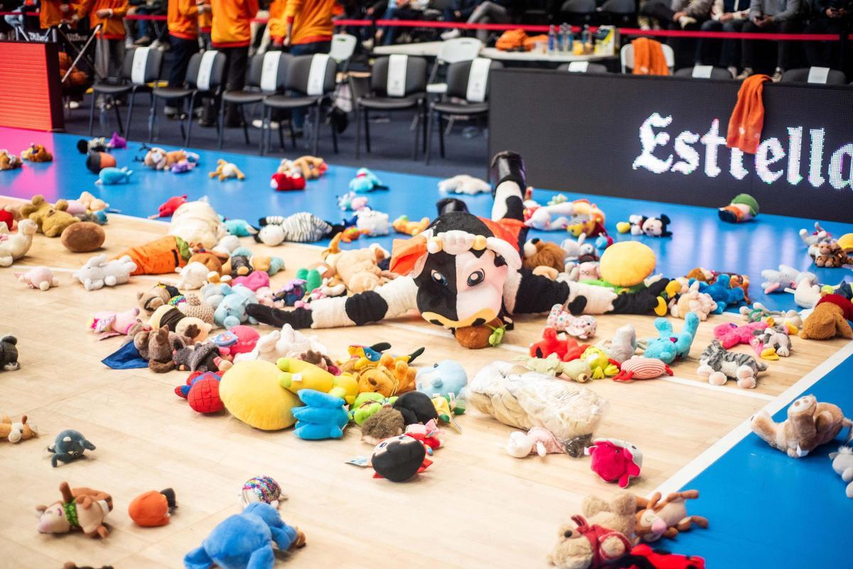 Lluvia benéfica de peluches en el partido del Leyma Coruña contra el Cantabria