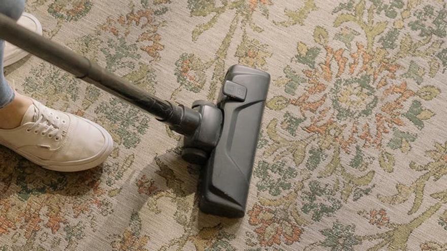 Adiós al aspirador para limpiar la alfombra: evita dañarla usando otros productos