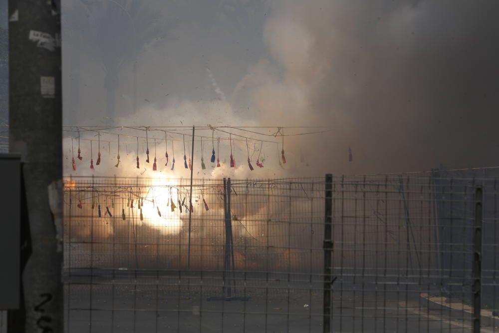 La mascletà de la pirotecnia valenciana Fuegos Artificiales del Mediterráneo hace retumbar la emblemática plaza con un disparo compacto con un potente final terrestre y aéreo