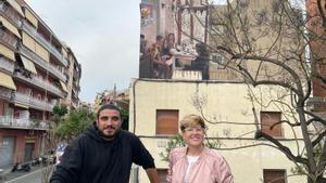 El artista Mohamed LGhacham y la concejala de Cultura, Heidi Pérez, durante el acto de presentación del mural a partir del cual se ha diseñado el cartel de Les Santes 2024