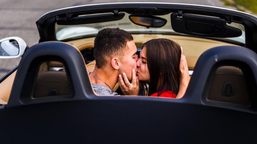 La DGT está en contra del amor y te multará con 500€ si besas a tu pareja mientras condunces