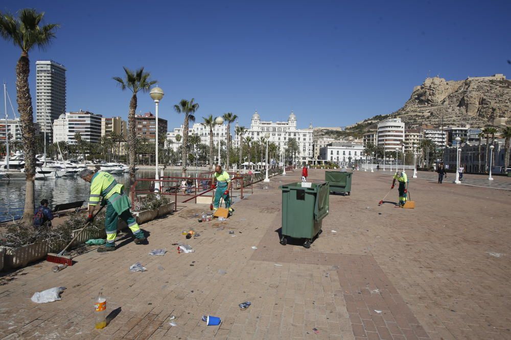 Alicante amanece disfrazada de basura.