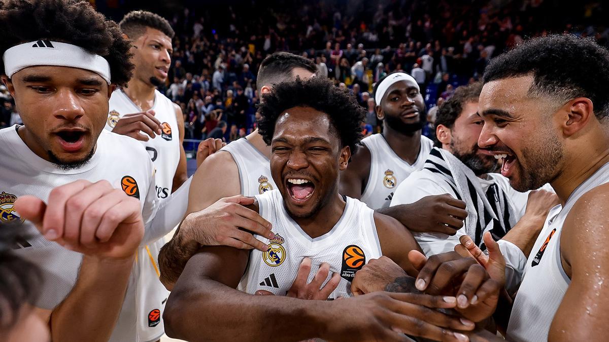 Los jugadores del Madrid celebran la victoria en el Palau