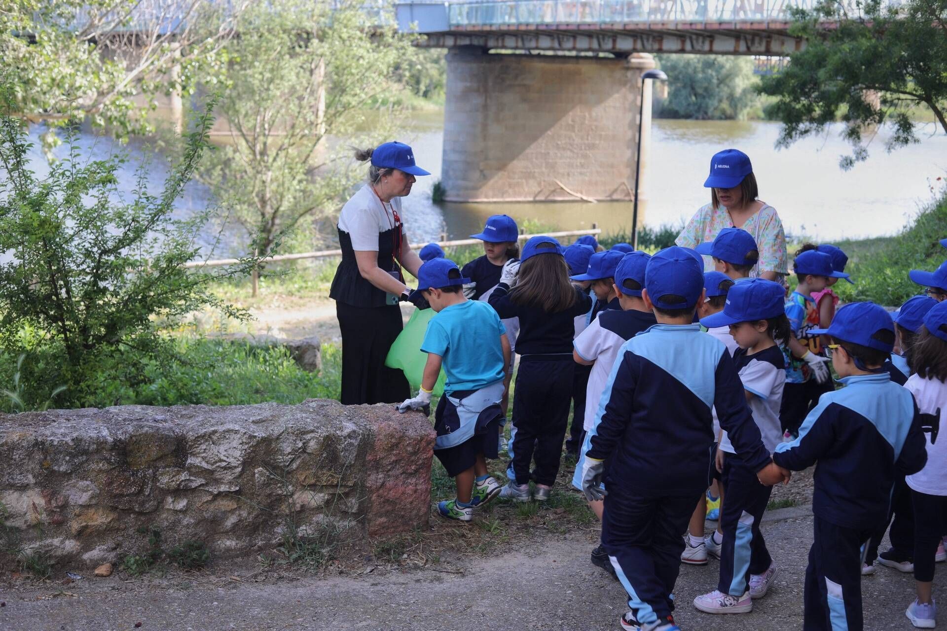 Alumnos del Santísima Trinidad limpian la ribera del Duero