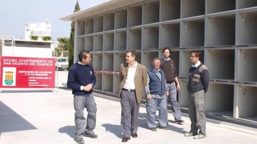 Francisco Cerdá, segundo por la izquierda, ayer junto a un bloque de nichos.