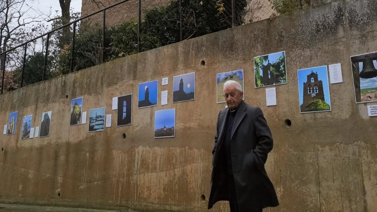 El sacerdote Abelardo Febrero junto a la iglesia de Vega de Villalobos