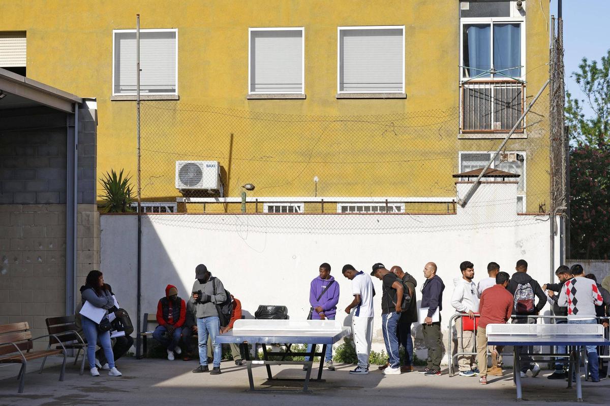 Les imatges de les cues a Salt davant l'oficina que assessora sobre la regularització extraordinària de migrants Les imatges de les cues a Salt davant l'oficina que assessora sobre la regularització extraordinària de migrants