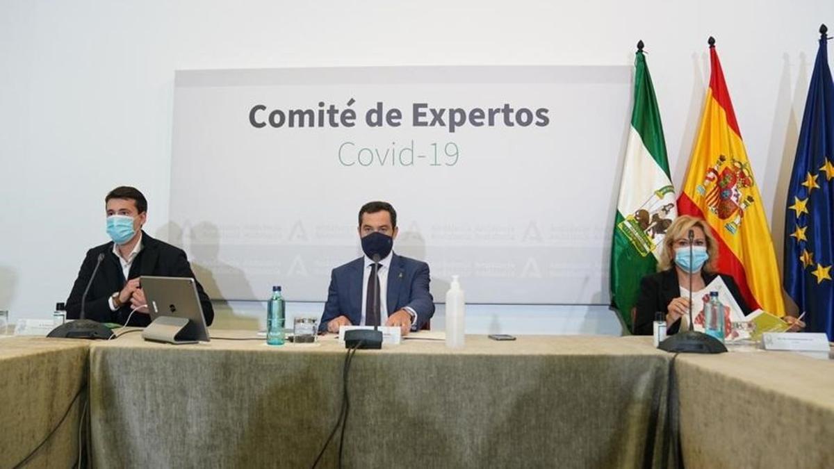 Imagen de archivo de Juanma Moreno en una reunión anterior del comité de expertos de la Junta