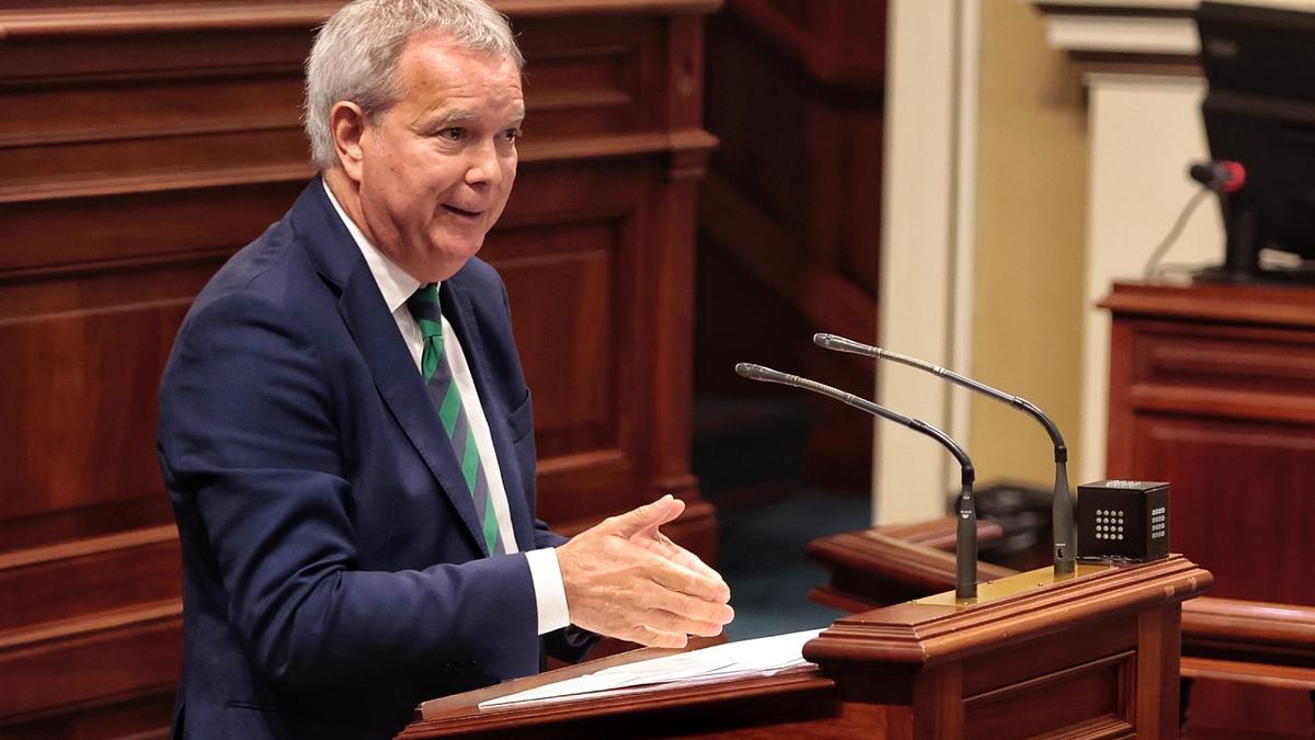 Sebastián Franquis interviene en el Parlamento de Canarias.