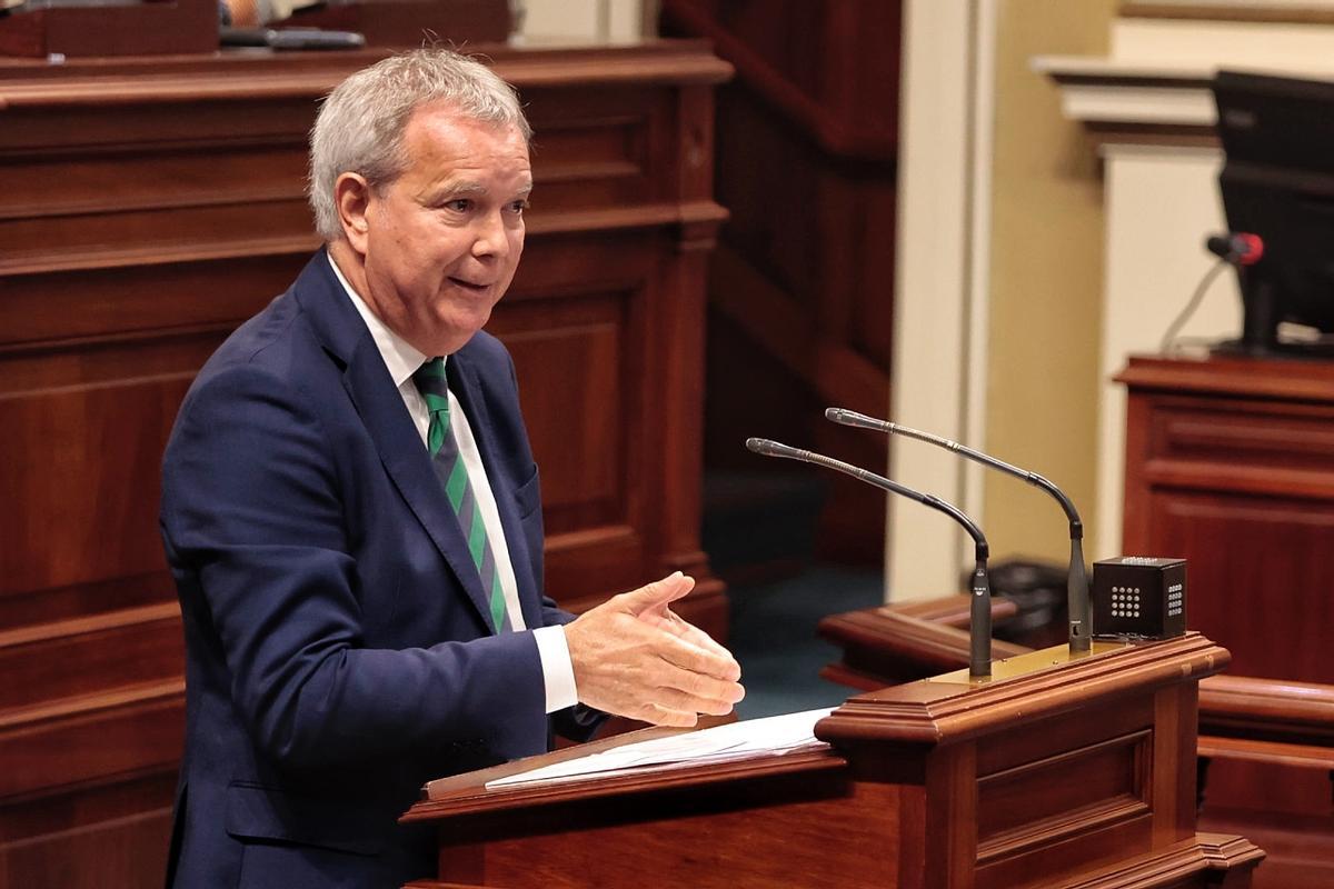 Sebastián Franquis interviene en el Parlamento de Canarias.