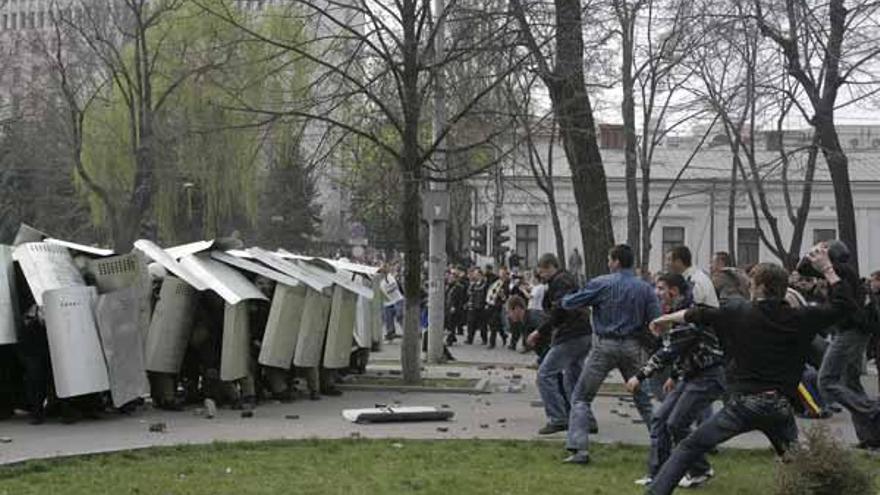 La Policía de Moldavia choca con manifestantes en Chisinau.