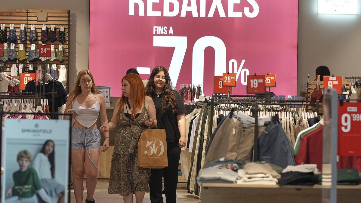 Diverses clientes surten d’una botiga de l’Espai Gironès en aquesta campanya de rebaixes.