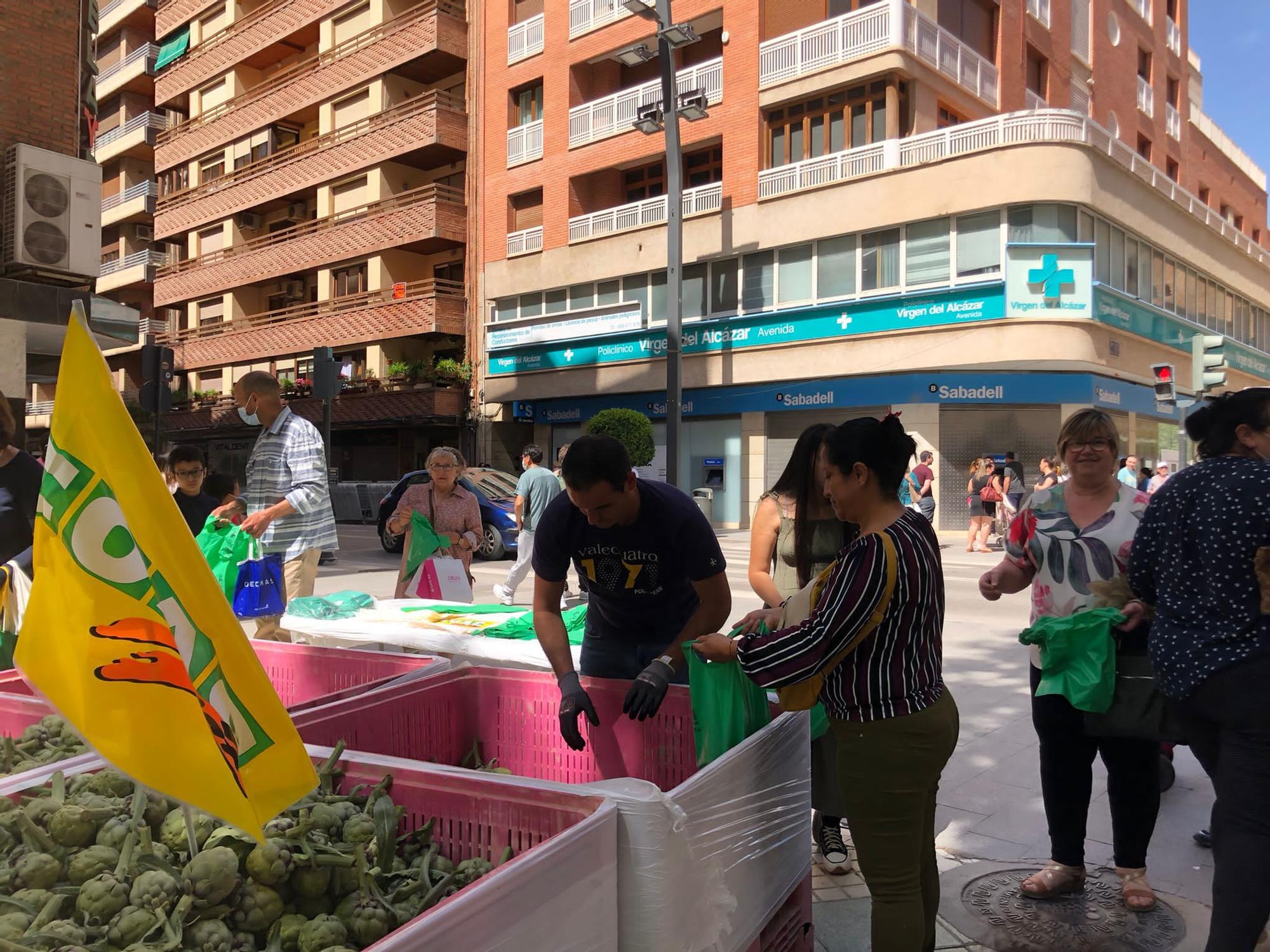 Entrega de alcachofas en Lorca