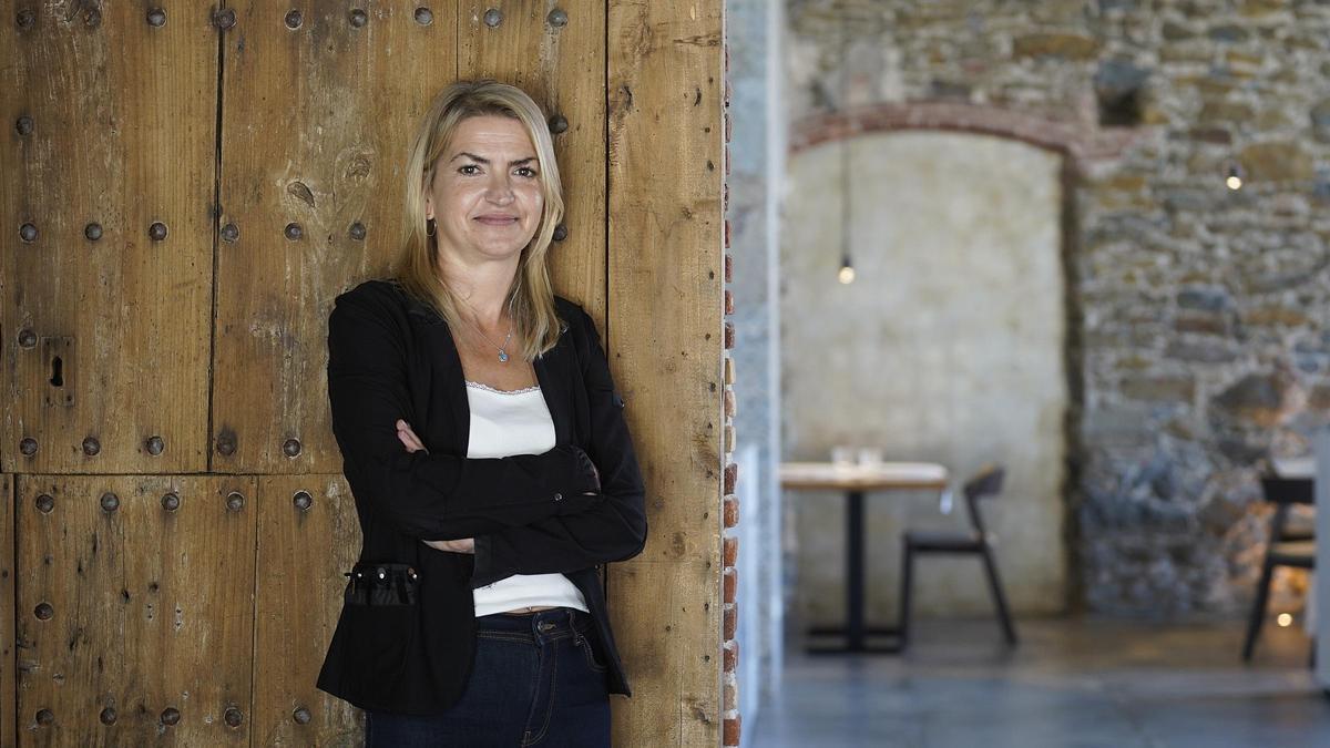 Cristina Torrent a l'interior del restaurant Bo.TiC de Corçà.