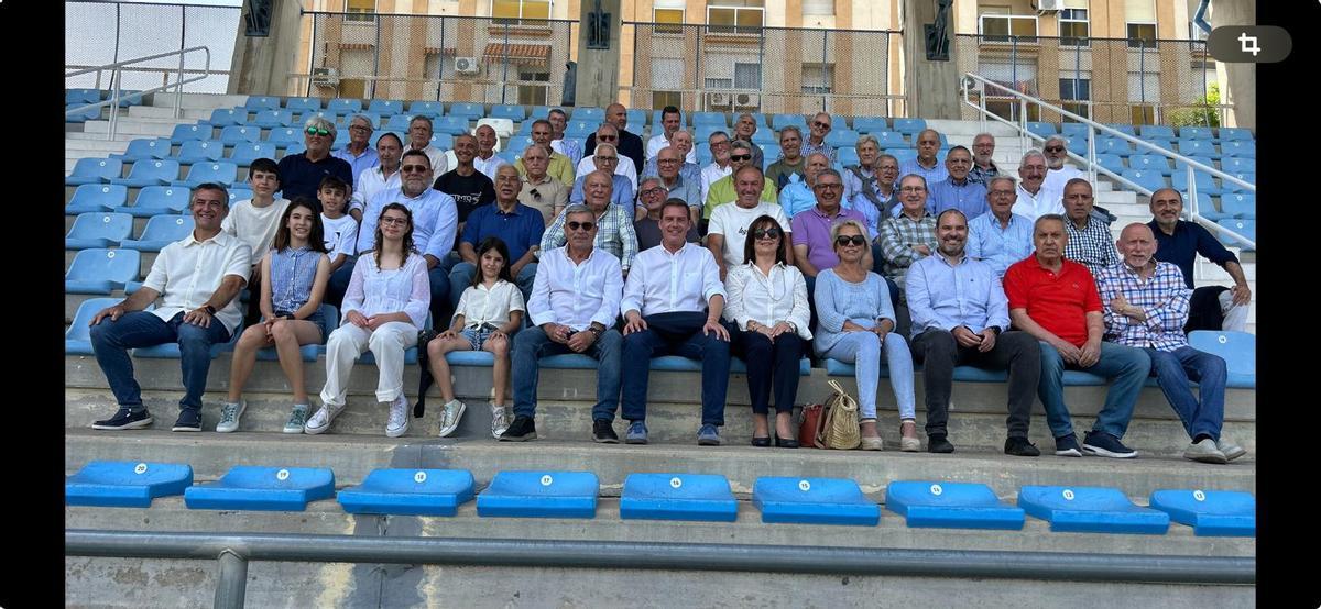 Asistentes al homenaje a Francisco "Chato" Aragón, en el campo Murta de Xàtiva, el sábado.