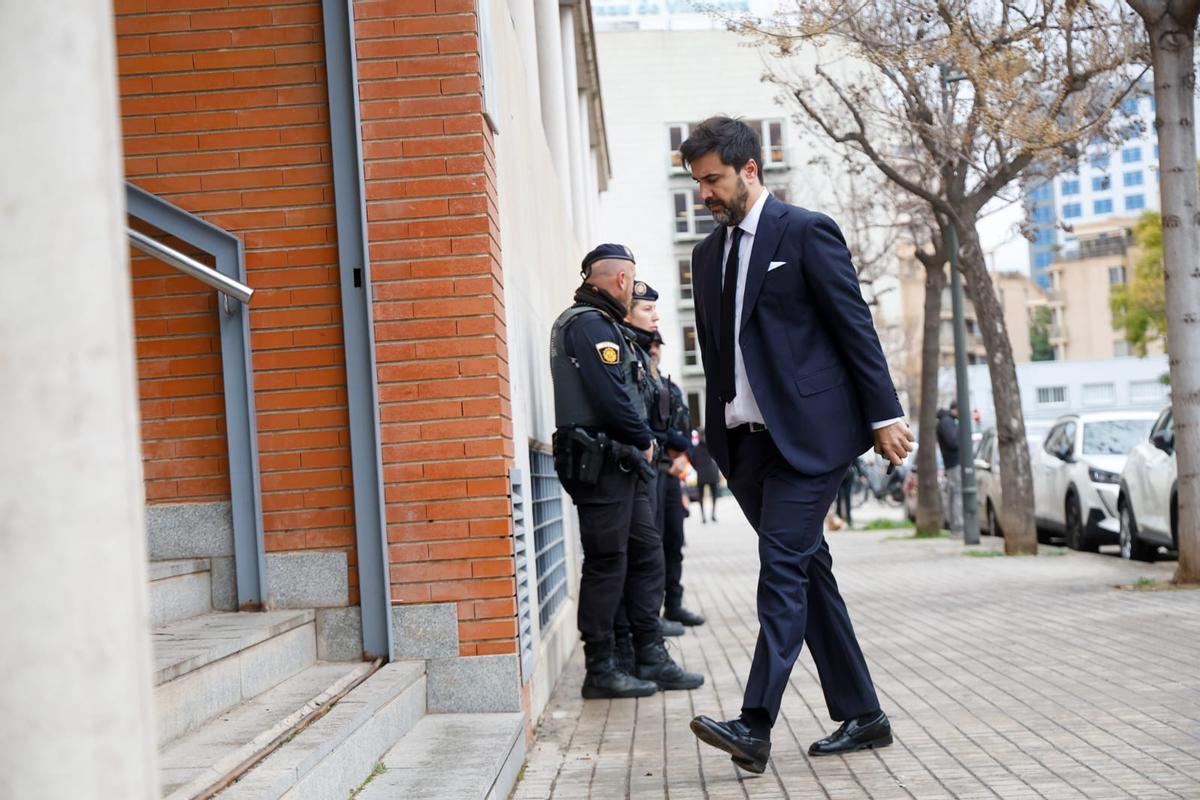 Despedida en València de las víctimas del naufragio de Indonesia: cientos de personas acuden al funeral