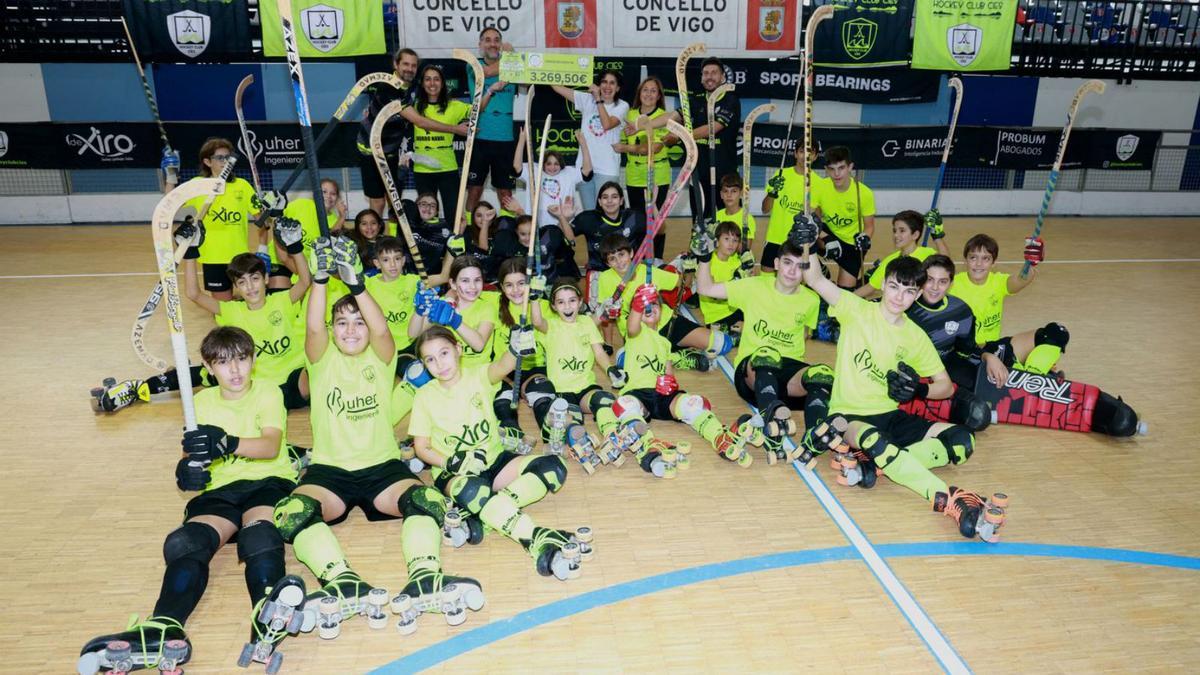 Jugadores y responsables del H.C. Cíes, durante la entrega del cheque.