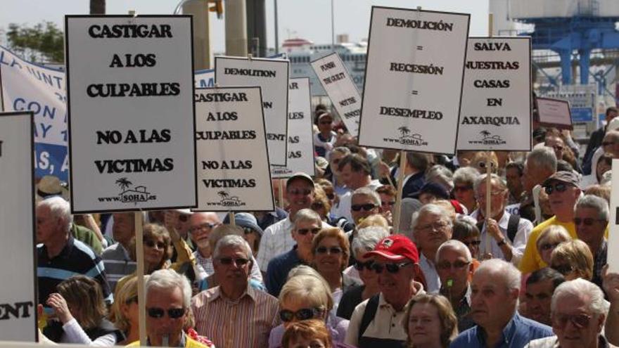 Movilización. Un millar de extranjeros se manifestó ayer por las calles del Centro Histórico para pedir el fin de los abusos urbanísticos.