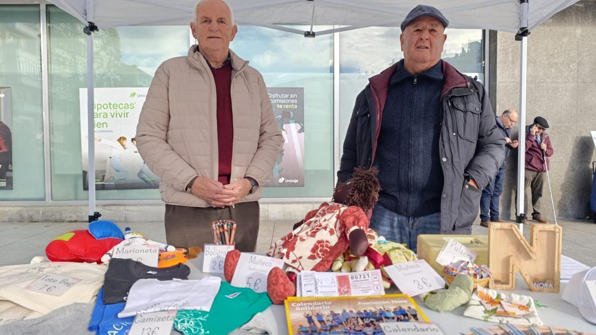 Jesús Teja (izquierda) y Leonardo Bastián, este martes, en el puesto de la Asociación Nora.