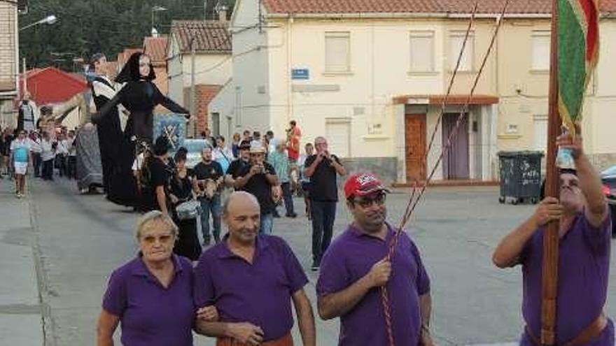 1- Desfile por las calles de Santa Cristina. 2- Cabezudos bajo una arcada. 3-Exposición de grandes figuras. 4- Un grupo de flauta y tamboril precede a los cabezudos. 5- Desarrollo del desfile por la localidad. 6- Paso de los gaiteros por el recorrido.