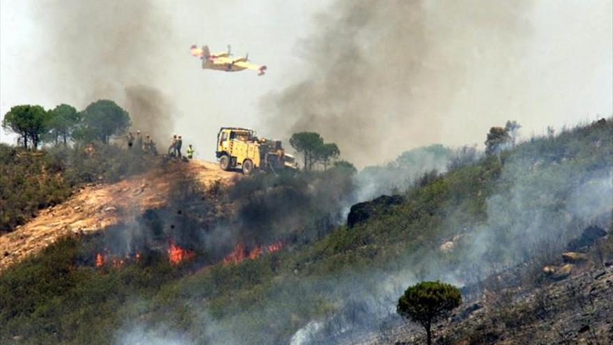 El fuego lleva calcinadas más de mil hectáreas en la sierra de Huelva