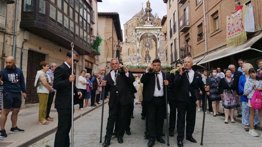 Toro revive la procesión del Corpus Christi entre altares