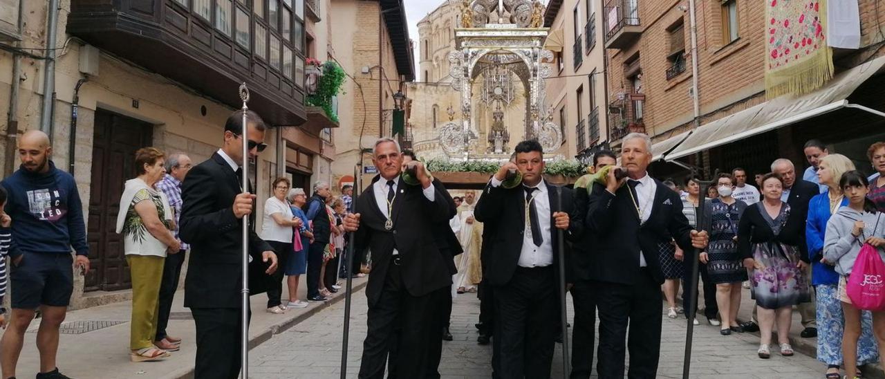 Los hermanos de la Archicofradía portan la Custodia durante la procesión del Corpus. | M. J. C.