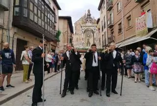 Toro revive la procesión del Corpus Christi entre altares