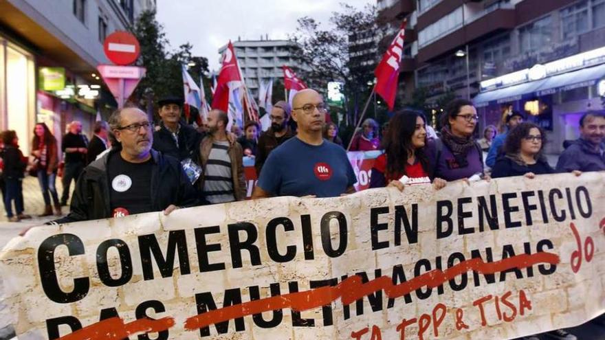 Una de las pancartas que encabezaba la manifestación en contra del libre comercio. // Ricardo Grobas