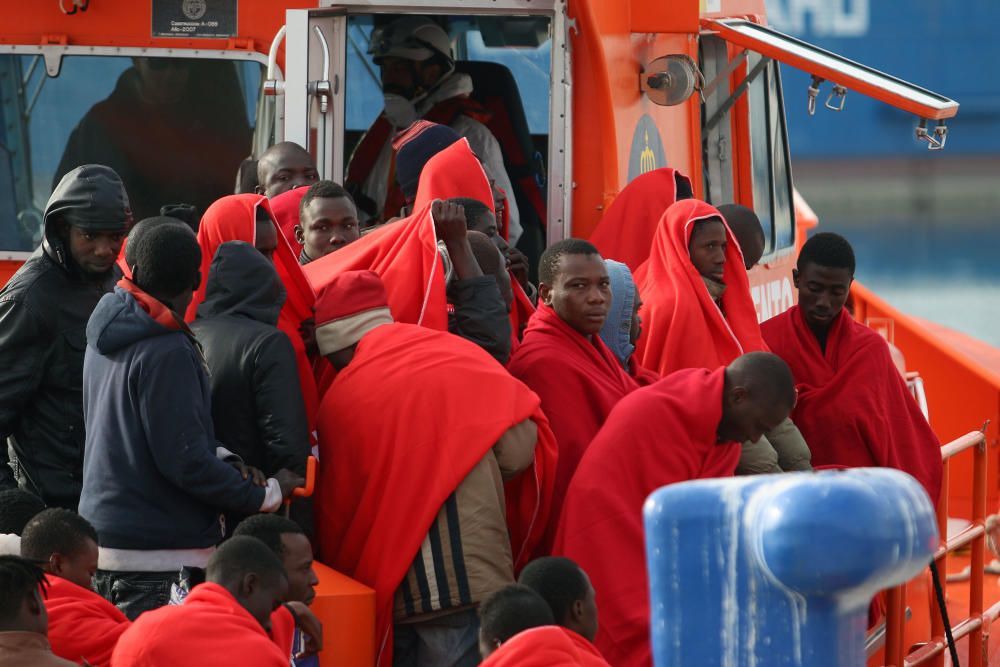 Rescatan a una patera con 50 inmigrantes interceptada en la costa de Málaga