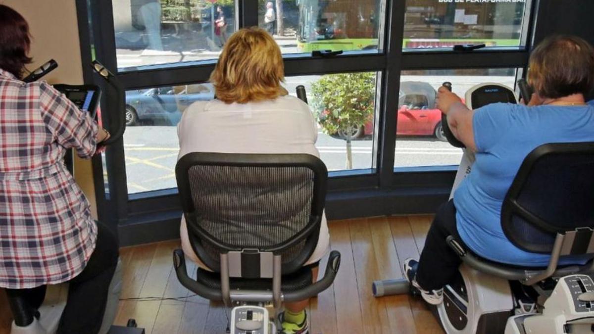 Personas con sobrepeso de Vigo realizan ejercicio en bicicletas estáticas.