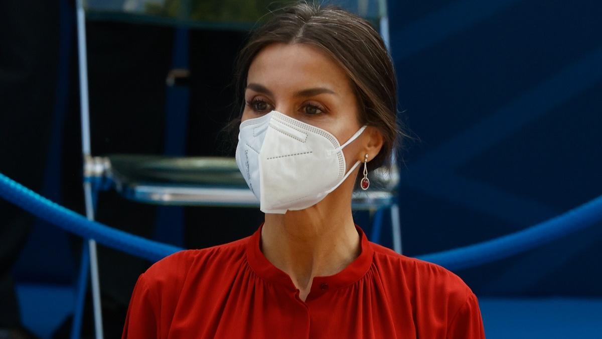 La reina Letizia con moño de bailarina y vestido rojo de Ferragamo en la celebración del patrón de la Policía Municipal de Madrid