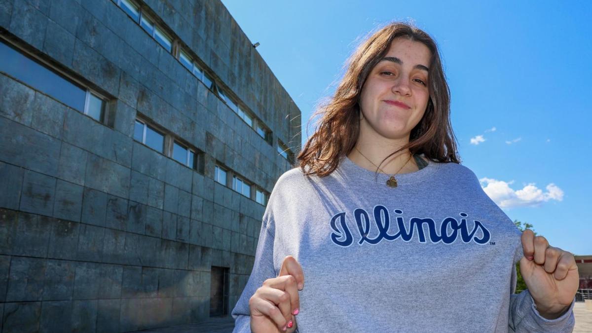 Irene Noya ayer en Vilagarcía mostrando con una prenda de su universidad.