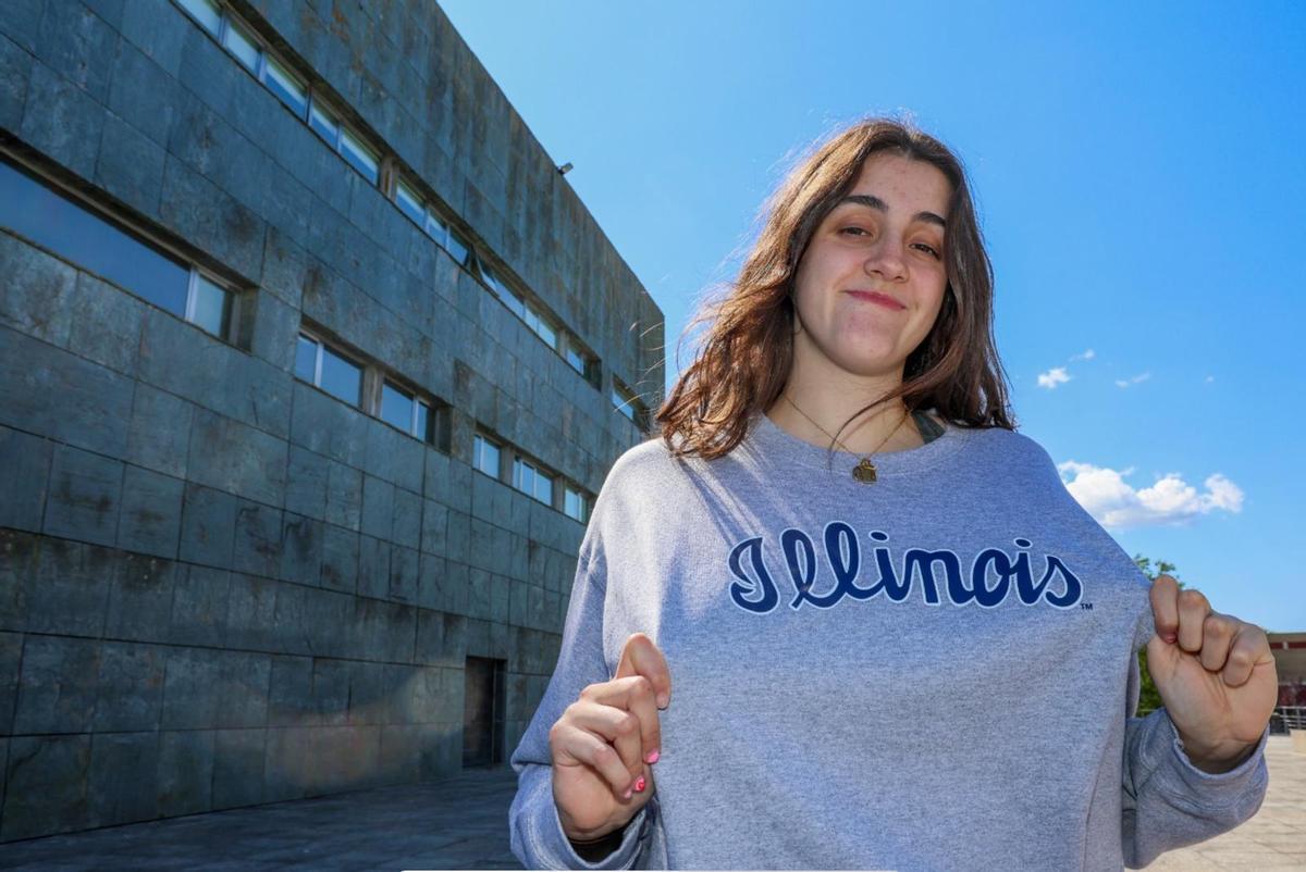 Irene Noya ayer en Vilagarcía mostrando con una prenda de su universidad.