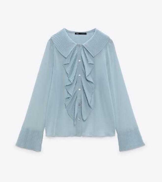 Blusa azul con chorreras de Zara