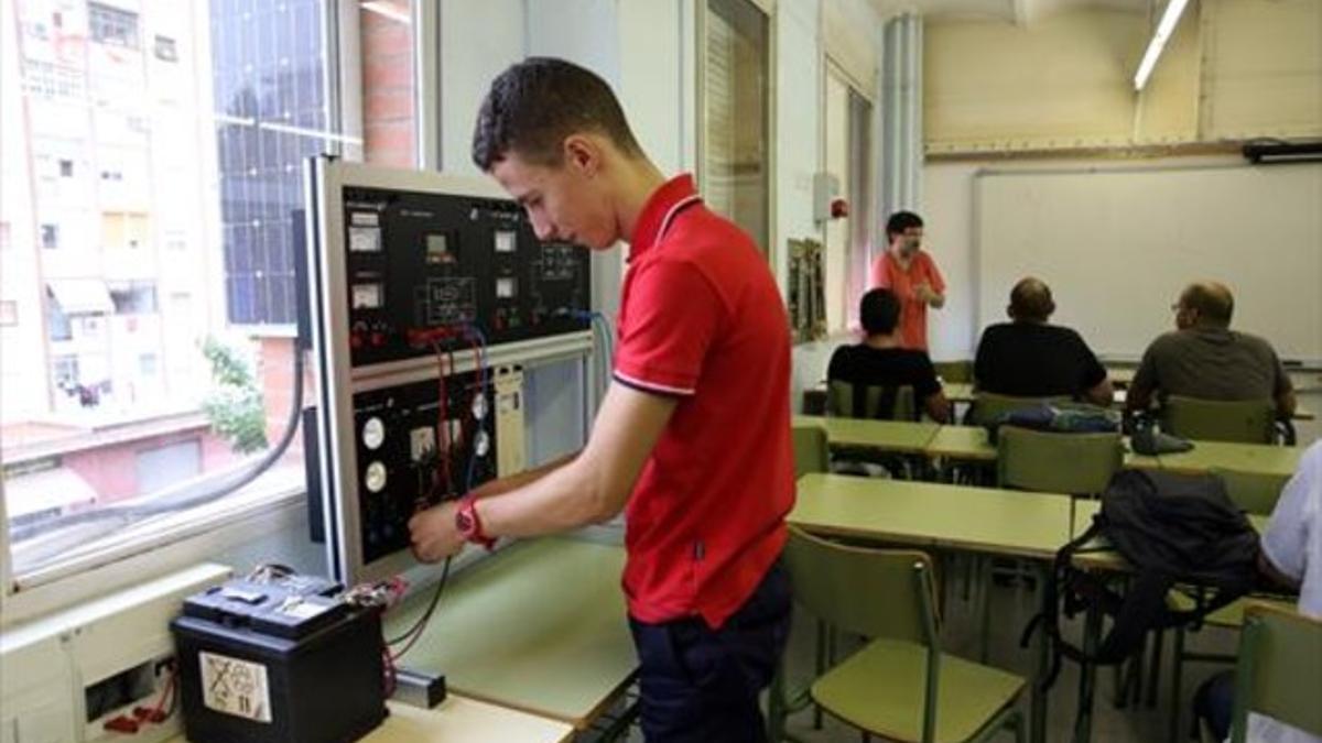 Un estudiante de FP en el instituto Rambla de Prim de Barcelona.