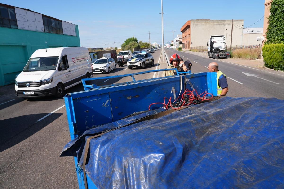 Castellón. accidente de tráfico en la avenida Valencia camión averiado.