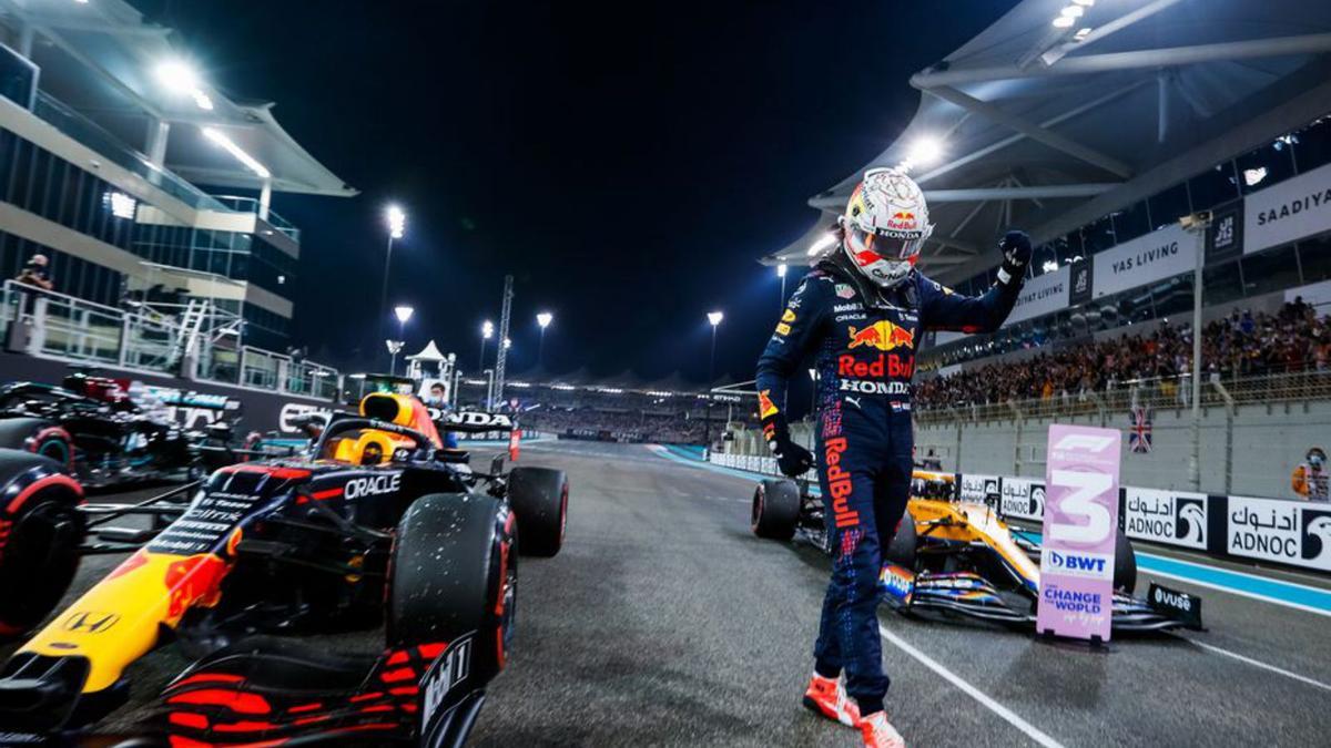 Verstappen celebra la pole ahir al circuit de Yas Marina. | EUROPA PRESS