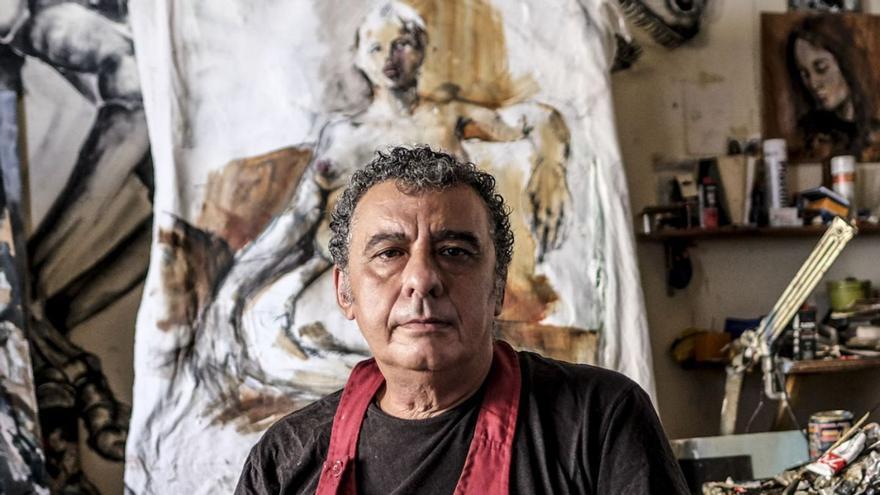 El pintor Juan Cabrera, en su estudio de Las Palmas de Gran Canaria.