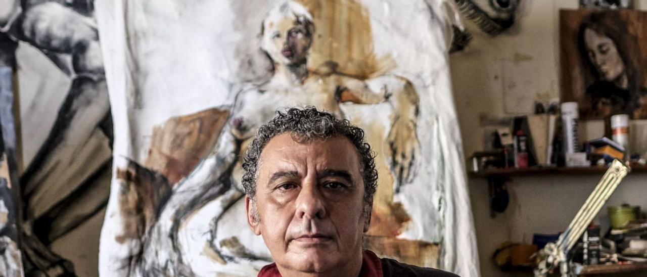 El pintor Juan Cabrera, en su estudio de Las Palmas de Gran Canaria.