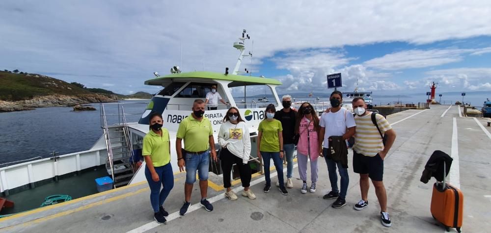 Gloria Camila y Rocío Flores tomaron esta mañana el barco a Ons