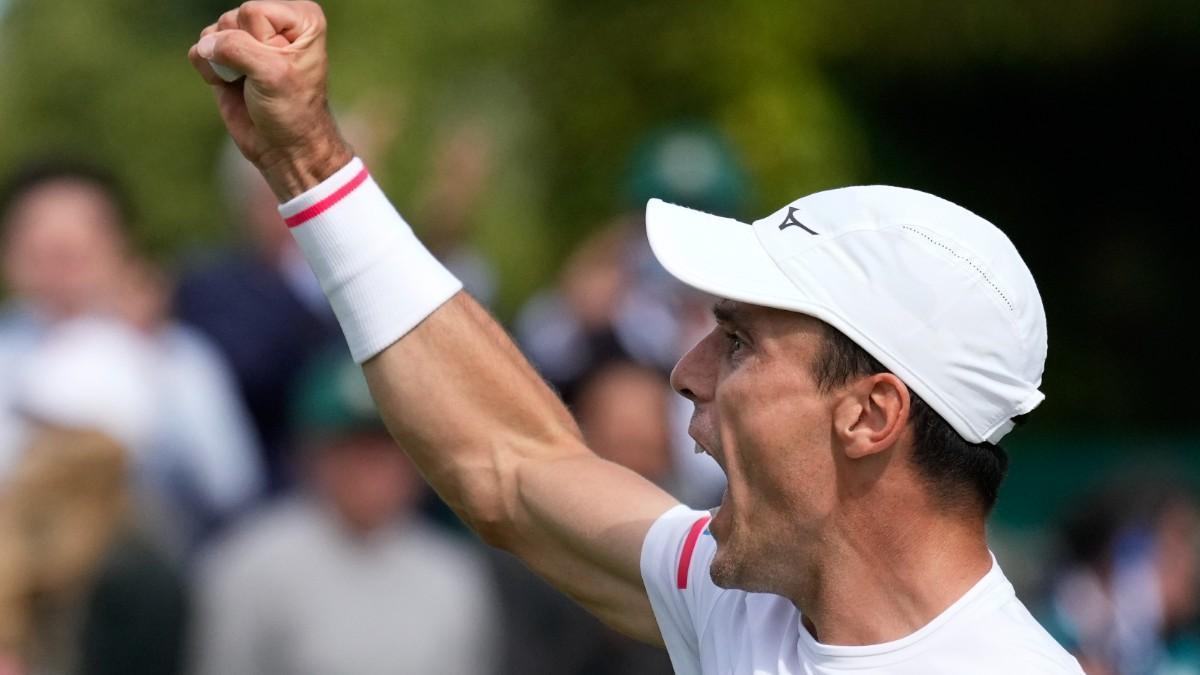 Bautista celebra un punto