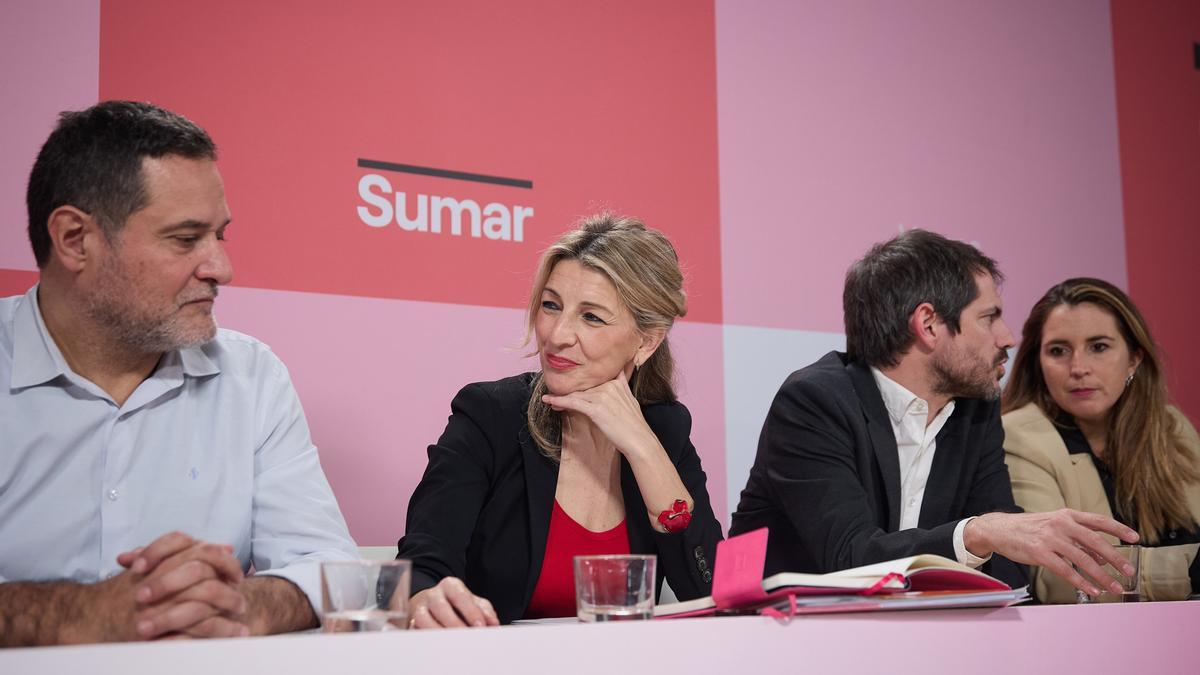 La líder de Sumar, Yolanda Díaz (c), y el ministro de Cultura, Ernest Urtasun (d), durante su intervención al inicio de la reunión del Grupo Promotor de Sumar, en el Espacio Larra de Madrid, a 7 de febrero de 2024, en Madrid (España).